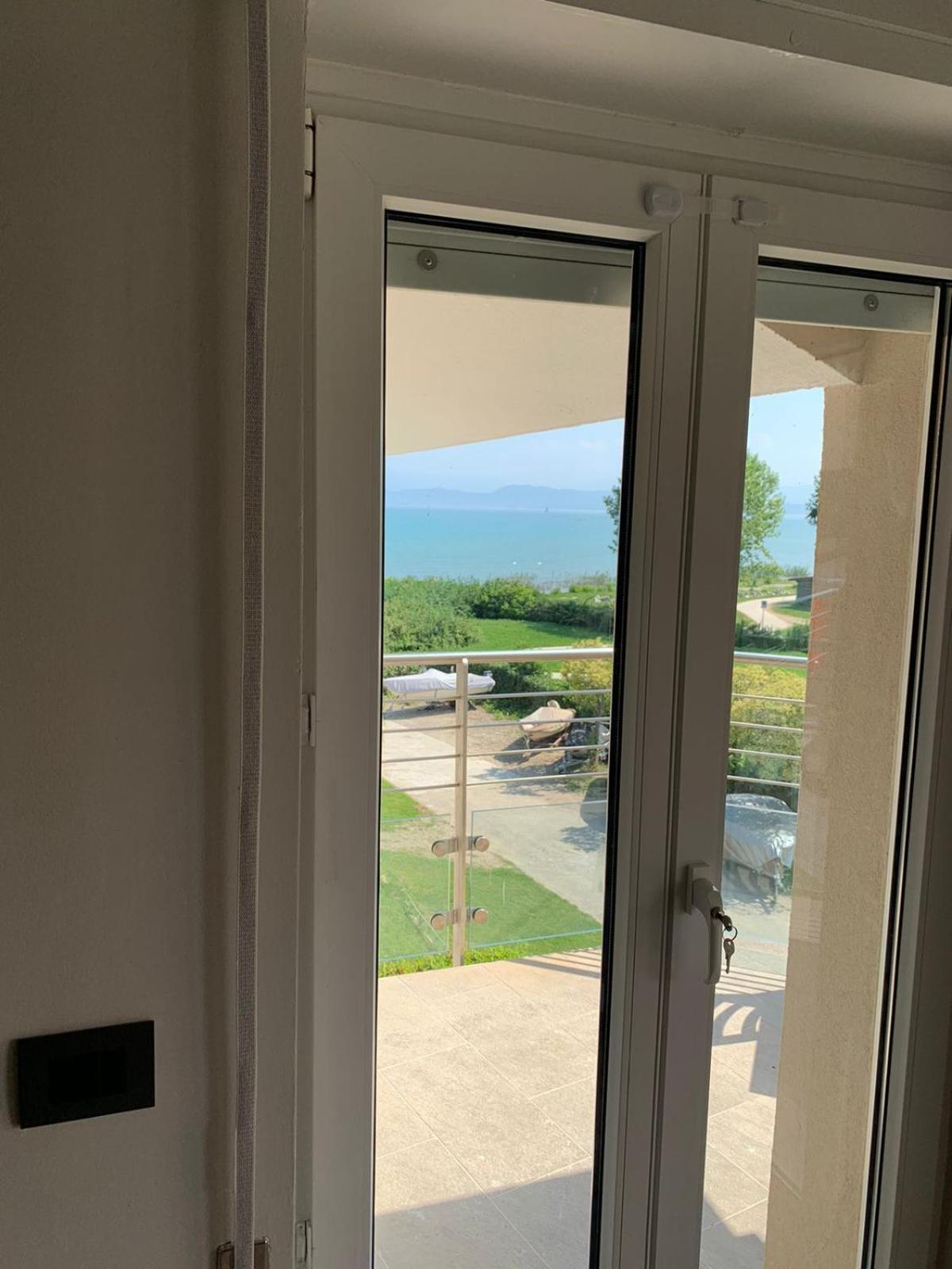 Seeblickwohnung Sirmione - Fronte Lago Mit Privatsteg エクステリア 写真