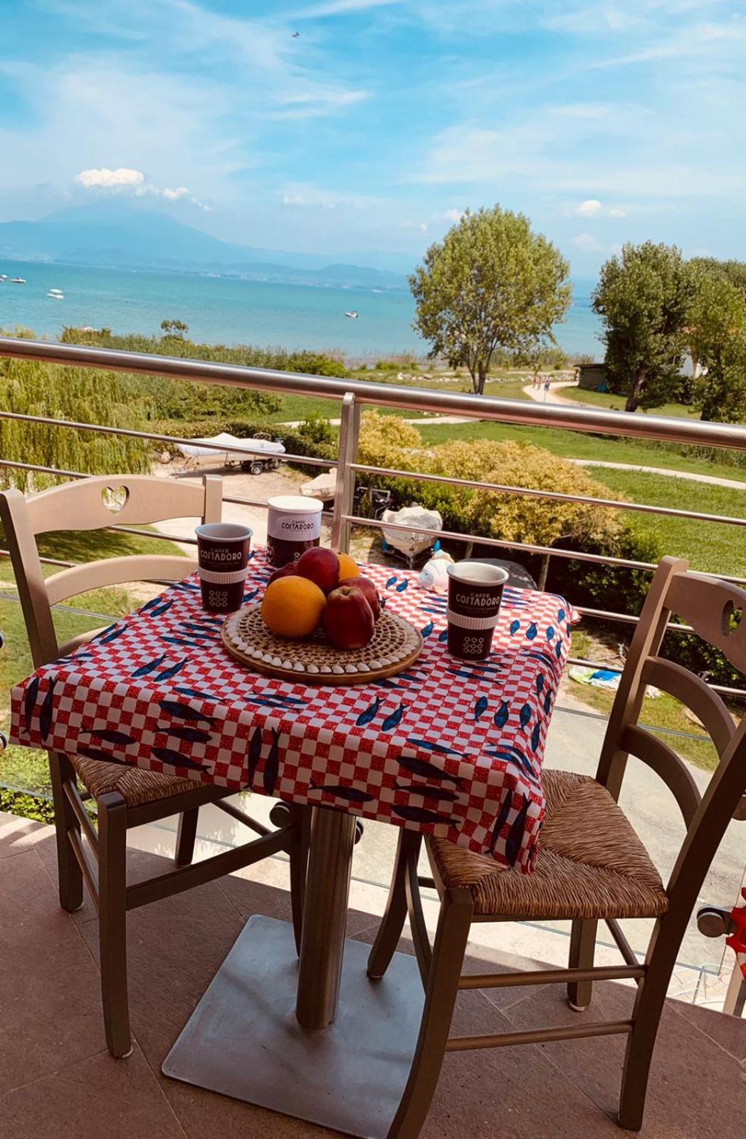 Seeblickwohnung Sirmione - Fronte Lago Mit Privatsteg エクステリア 写真